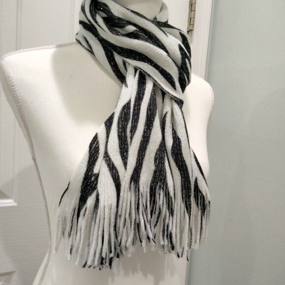 Talla Unica Zebra Print Winter Scarf and Matching Beanie - Picture 6 of 10